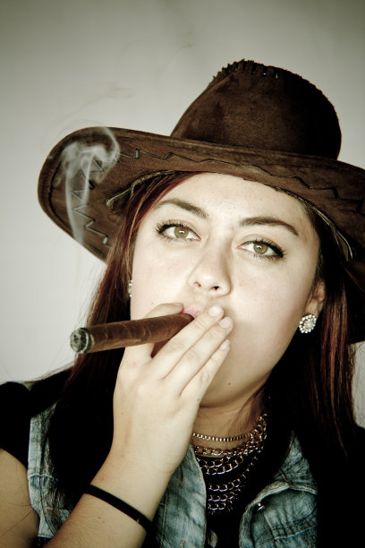 抽着雪茄图片下载