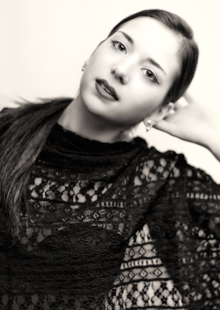 黑白肖像的漂亮的年轻女孩图片下载