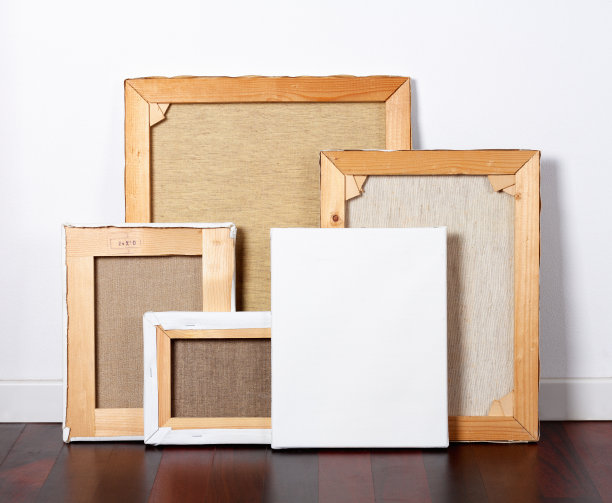 墙上挂着几幅画，只有一幅除外图片下载