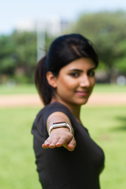 手表在手腕上女人看手表图片下载