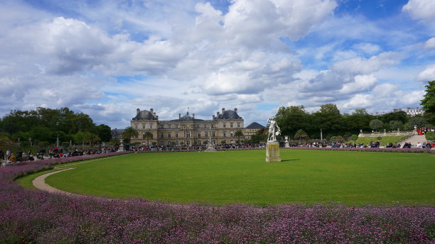 这张照片摄于一个春天的早晨，法国巴黎，著名的卢森堡花园和宫殿图片下载