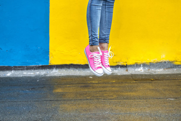 穿着粉色运动鞋的女人图片下载