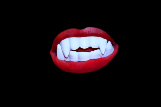 吸血鬼的牙齿图片下载