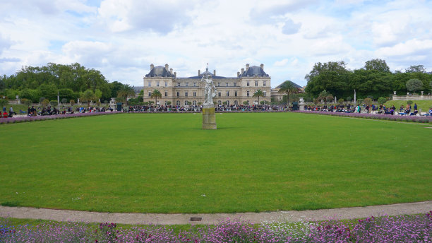 这张照片摄于一个春天的早晨，法国巴黎，著名的卢森堡花园和宫殿图片下载
