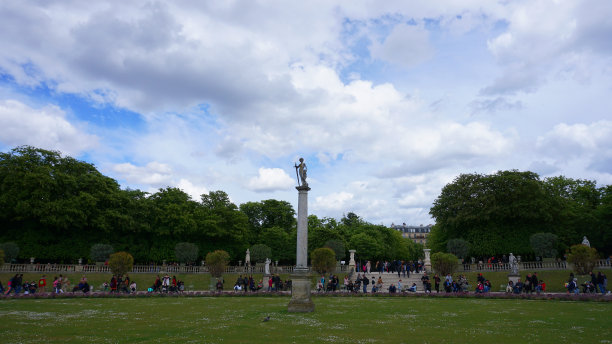 这张照片摄于一个春天的早晨，法国巴黎，著名的卢森堡花园和宫殿图片下载