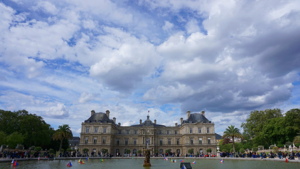 这张照片摄于一个春天的早晨，法国巴黎，著名的卢森堡花园和宫殿图片下载
