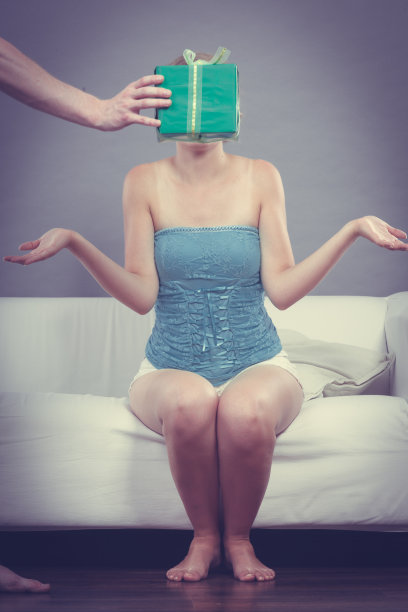 男人送女人礼盒图片下载