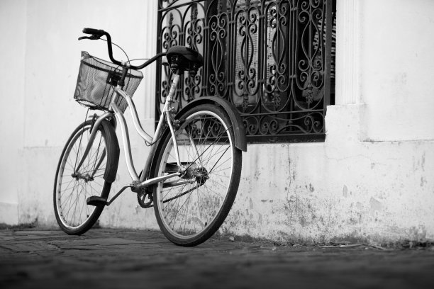 复古镀铬自行车与篮子旁边的房子窗户图片下载