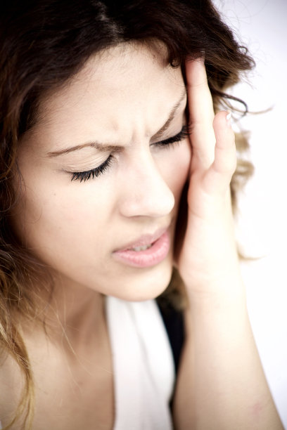 女性在工作中头痛非常厉害，极度特写垂直图片下载