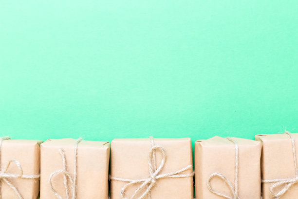 棕色纸包着礼物图片下载
