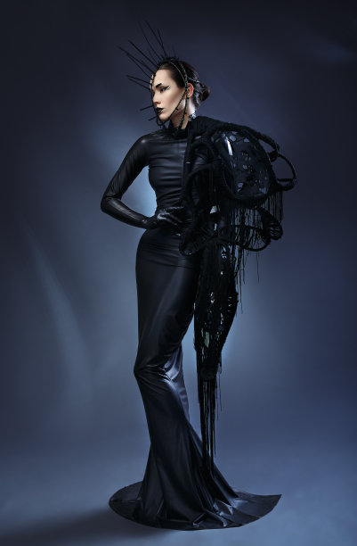 穿着黑色哥特式连衣裙的美丽女人。图片下载