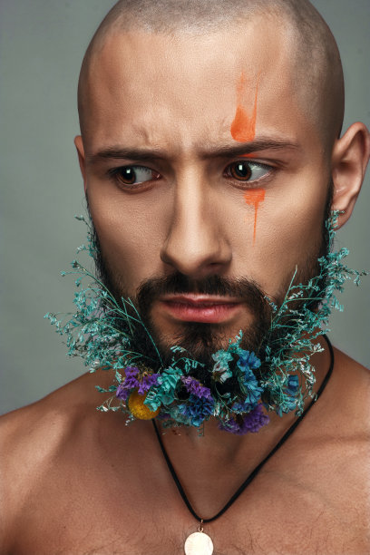 他的妆容很有创意，胡须上还戴着花图片下载