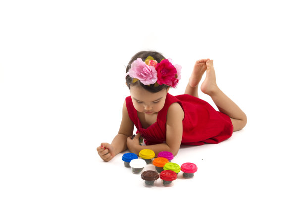 可爱的小女孩用橡皮泥做盒子，与世隔绝图片下载