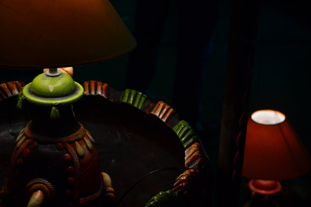 黑暗中的灯图片下载