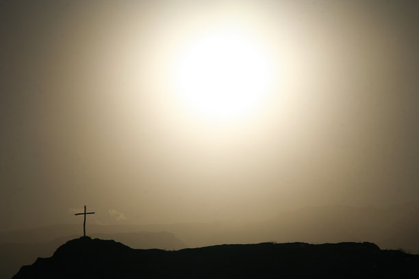 岩石上的十字架图片下载