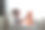 学步的孩子玩娃娃唱歌的娃娃从杯子里出来图片下载