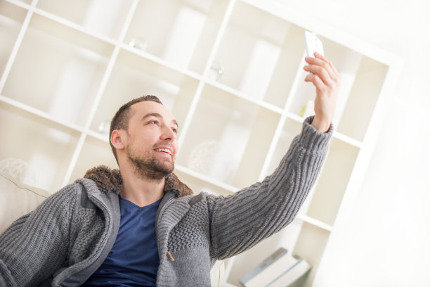 一个在沙发上自拍的乐天派图片下载