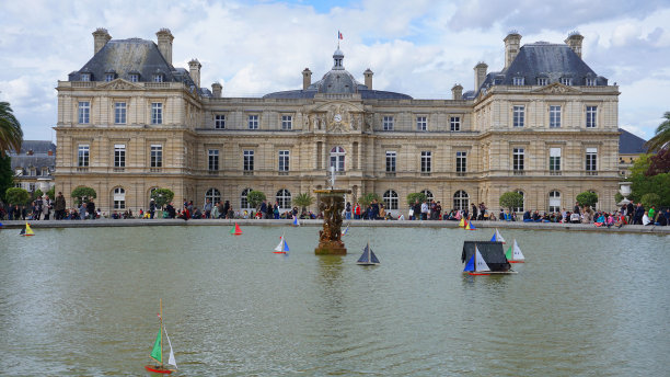 这张照片摄于一个春天的早晨，法国巴黎，著名的卢森堡花园和宫殿图片下载