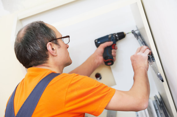 两个厨房安装工人在做木工图片下载