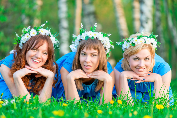 30年快乐闺蜜在公园绿草如茵图片下载