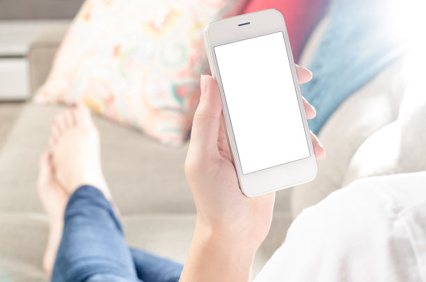 躺在沙发上拿着手机的女人图片下载