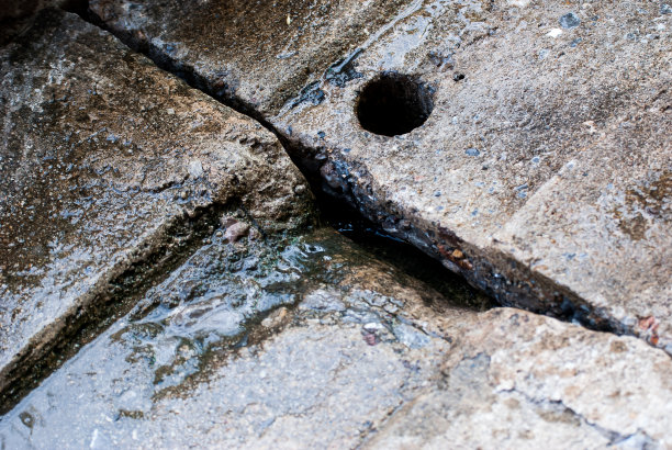 水从人孔往下流图片下载