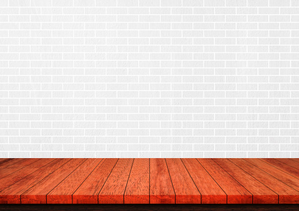 白色砖墙背景上的空棕色木头桌面上图片下载