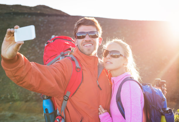 一对夫妇用手机自拍图片下载