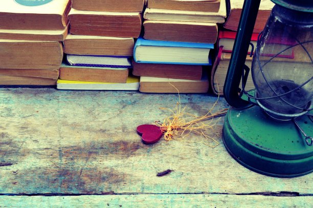 木制背景上挂着灯笼的旧书图片下载