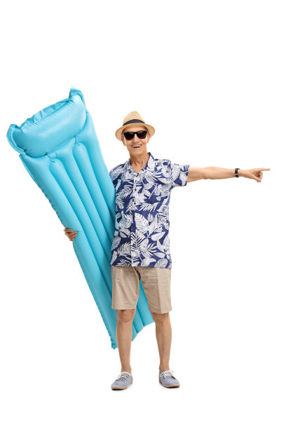 游客拿着充气床垫向右指图片下载