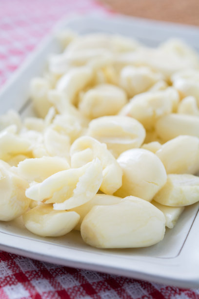 将大蒜去皮，放在白色盘子里图片下载