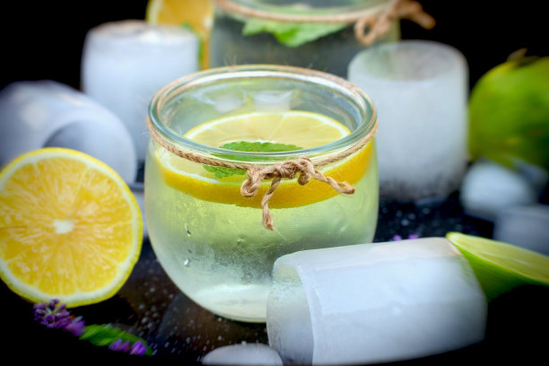 柔软且有选择性地专注于柠檬汁和玻璃杯中的冰块图片下载