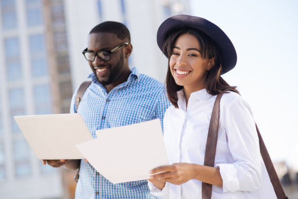 年轻自信的女人和她的商业伙伴见面图片下载