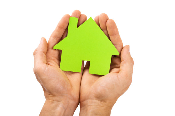双手握住绿色的房子孤立在白色的背景图片下载