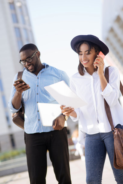 慈善女性讨论创业细节图片下载