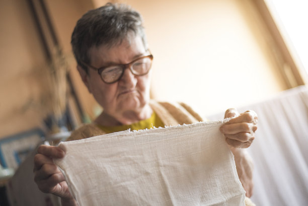 奶奶缝制图片下载