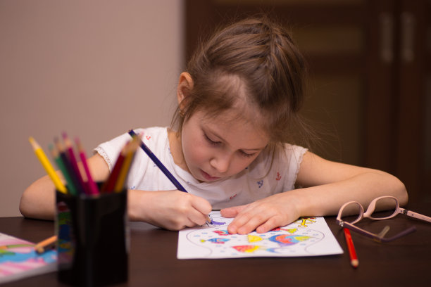 一个女孩用彩色铅笔画画图片下载