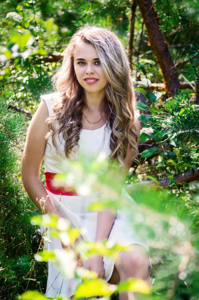 夏天的照片微笑的女孩穿着白色的裙子图片下载