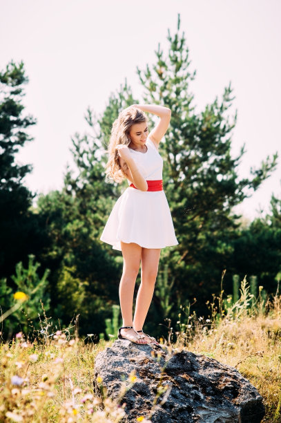 美丽的模特在绿色自然的怀抱中摆姿势图片下载