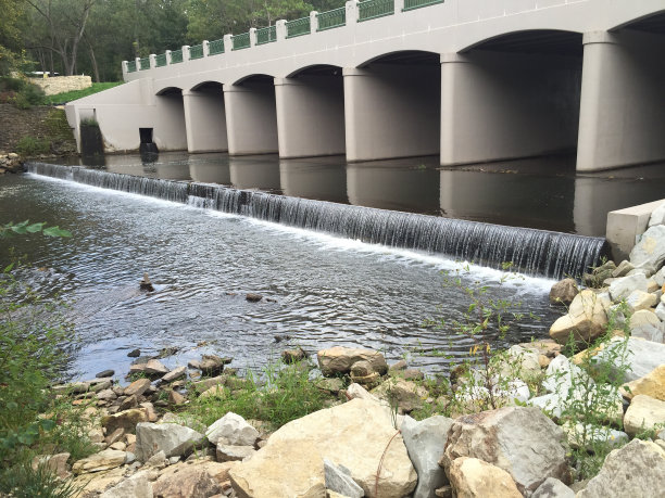 桥下的河流图片下载