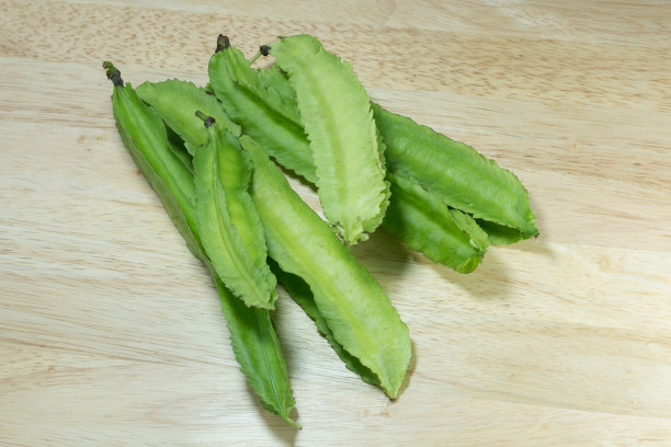 木砧板上的四棱豆图片下载
