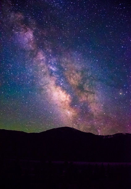 银河耸立在落基山脉之上图片下载