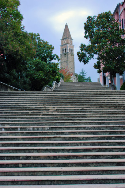 斯洛文尼亚Portoroz的基督教教堂废墟图片下载