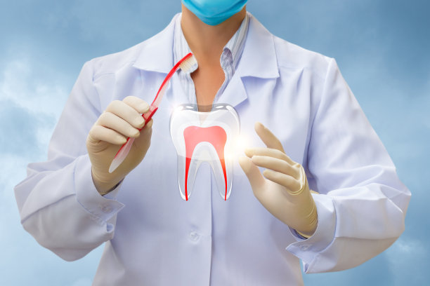 医生有牙刷和牙齿。图片下载