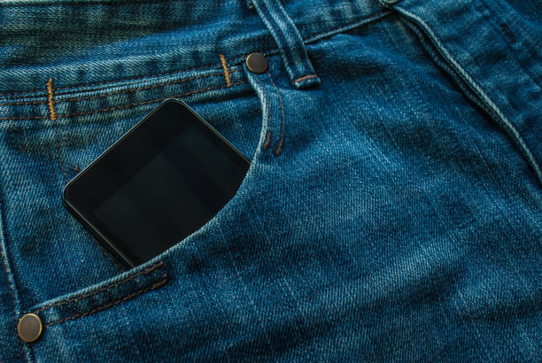 穿牛仔裤的手机图片下载