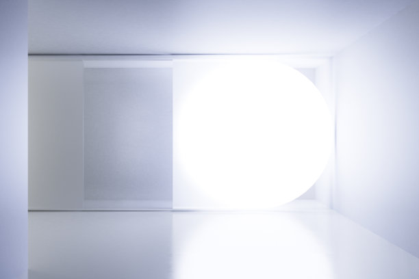 白色的空房间里有一个白色发光的大圆圈图片下载