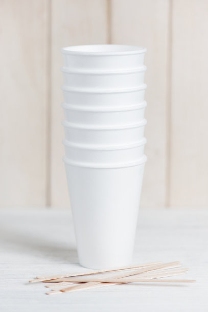一次性杯子和木棍的堆叠图片下载