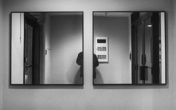 墙上的镜子展示了一个人的两半图片下载