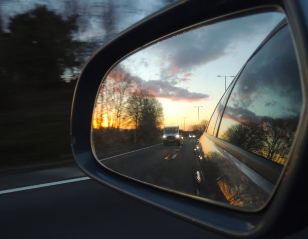 夕阳映照在汽车后视镜上图片下载