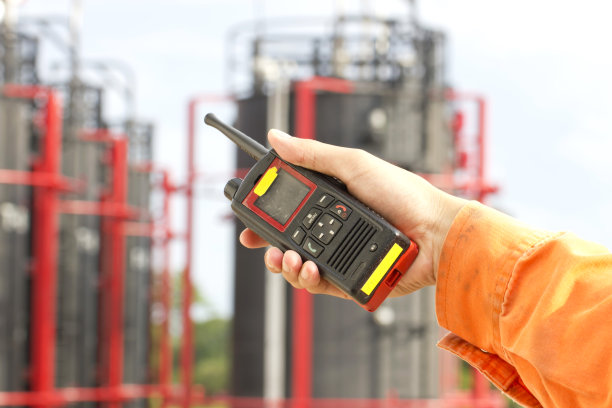 户外用对讲机的人图片下载